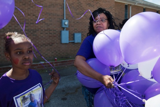 April Woodberry, holds balloons before handing them out to for a balloon release in memory of Ayanna Allen on March 31, 2018. (Photo by Rebecca Benson)